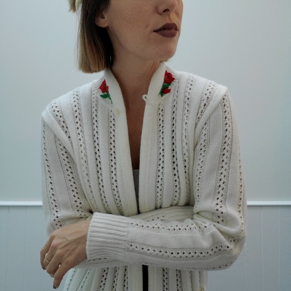 VINTAGE White Knit Cardigan with Roses - Picture 7 of 7